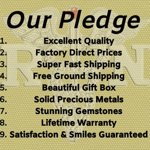 K&ouml;nnte beinhalten: Ein gelber Hintergrund mit einem Schwarzwei&szlig;bild eines Caduceus, einem Symbol, das mit Medizin in Verbindung gebracht wird. Der Text "Our Pledge" befindet sich oben im Bild. Unter dem Text befindet sich eine nummerierte Liste mit neun Versprechen. Die Versprechen beinhalten: Excellent Quality, Factory Direct Prices, Super Fast Shipping, Free Ground Shipping, Beautiful Gift Box, Solid Precious Metals, Stunning Gemstones, Lifetime Warranty und Satisfaction & Smiles Guaranteed.