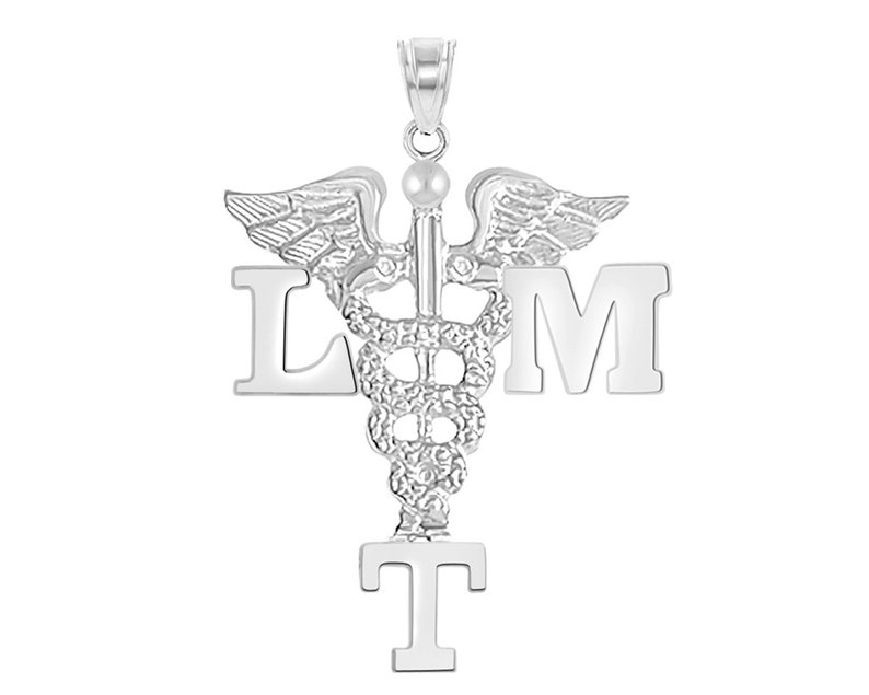 K&ouml;nnte beinhalten: Silberner medizinischer Caduceus-Anh&auml;nger mit den Buchstaben LMT. Der Caduceus ist ein Symbol f&uuml;r Medizin und Heilung.
