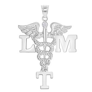 K&ouml;nnte beinhalten: Silberner medizinischer Anh&auml;nger mit einem Caduceus-Symbol und den Buchstaben LMT. Der Caduceus ist ein Stab mit zwei Schlangen, die sich um ihn winden, und Fl&uuml;gel an der Spitze.