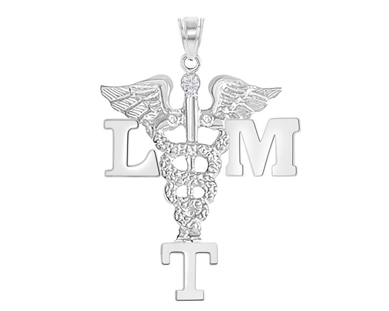 K&ouml;nnte beinhalten: Silberner medizinischer Anh&auml;nger mit einem Caduceus-Symbol und den Buchstaben LMT. Der Caduceus ist ein Stab mit zwei Schlangen, die sich um ihn winden, und Fl&uuml;gel an der Spitze.