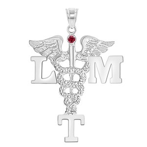 K&ouml;nnte beinhalten: Silberner Anh&auml;nger mit einem medizinischen Caduceus-Symbol, einem roten Edelstein und den Buchstaben "LMT".