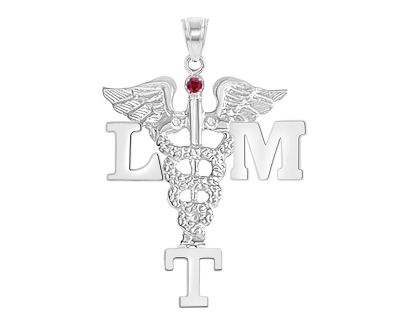K&ouml;nnte beinhalten: Silberner Anh&auml;nger mit einem medizinischen Caduceus-Symbol, einem roten Edelstein und den Buchstaben "LMT".