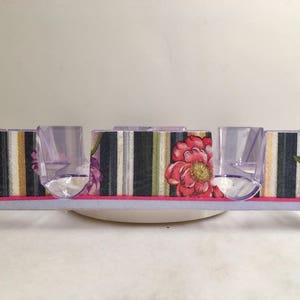 Bandeja de canastra com design floral e listras