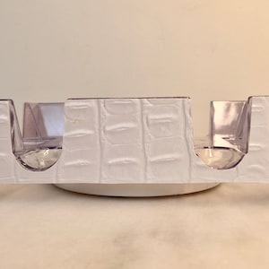 Weißes Krokodil mit Silber Ohrstecker Karte Tablett