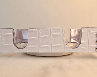 Bandeja para tarjetas con diseño de cocodrilo blanco y tachuelas plateadas