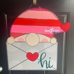 Valentine Gnome avec cintre de porte de cœur - Décoration de porte de la Saint-Valentin - couronne de Saint-Valentin - cintre de porte personnalisé peint à la main d’amour