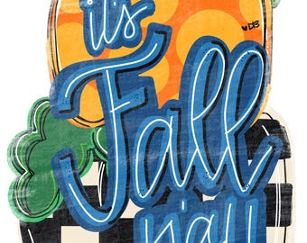 Puede incluir: Un letrero con forma de calabaza con el texto "it's Fall y'all" en letras azules y blancas. La calabaza presenta secciones naranjas y amarillas, hojas verdes y una base a cuadros en blanco y negro, ideal para decoración otoñal.