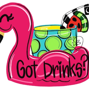 Puede incluir: Ilustración caprichosa de un flotador de piscina de flamenco rosa con el texto "Got Drinks?". Un vaso turquesa con lunares verdes contiene una bebida con una rodaja de sandía y una pajita en blanco y negro. El flamenco tiene un pico amarillo.