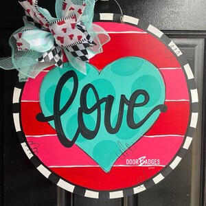 Cintre de porte de cœur de la Saint-Valentin - Décoration de porte de la Saint-Valentin - couronne de la Saint-Valentin - cintre de porte personnalisé peint à la main d’amour