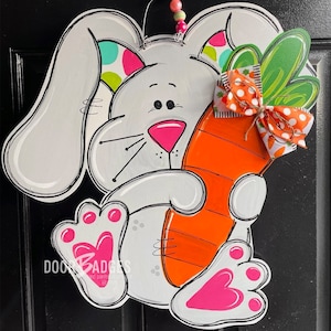 Osterhase und Karotte Türschild, hoppy Ostern, Frühlingshase Türschild, handbemalter Türschild aus Holz