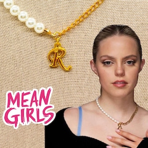Collar con colgante de perla dorada con la letra inicial de Mean Girls (cadena de joyería, dije de película de Broadway)