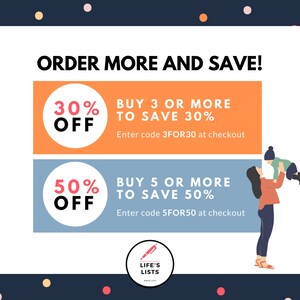 Pu&ograve; includere: Una grafica blu e arancione con il testo "ORDER MORE AND SAVE!" e due offerte di sconto. La prima offerta &egrave; "30% OFF" per l'acquisto di 3 o pi&ugrave; articoli e la seconda offerta &egrave; "50% OFF" per l'acquisto di 5 o pi&ugrave; articoli. Il testo "Enter code 3FOR30 at checkout" &egrave; sotto la prima offerta e il testo "Enter code 5FOR50 at checkout" &egrave; sotto la seconda offerta. La grafica include anche un logo con il testo "LIFE'S LISTS".