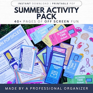 Op de afbeelding: Een printbaar zomeractiviteitenpakket met meer dan 40 pagina's off-screen plezier. Het pakket bevat activiteiten zoals speurtochten, schermtijdtickets en popsicle-recepten. Het pakket is gemaakt door een professionele organisator.