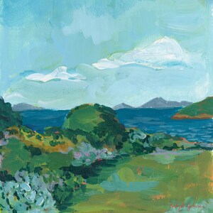 Op de afbeelding: Een schilderij van een landschap met een blauwe lucht, witte wolken en groene heuvels. De heuvels bevinden zich op de voorgrond en het water op de achtergrond. De lucht is lichtblauw en de wolken zijn wit en pluizig. De heuvels zijn heldergroen en het water is diepblauw.