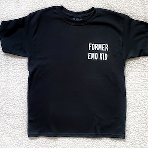 Könnte beinhalten: Schwarzes T-Shirt mit weißem Text, der "FORMER EMO KID" lautet.