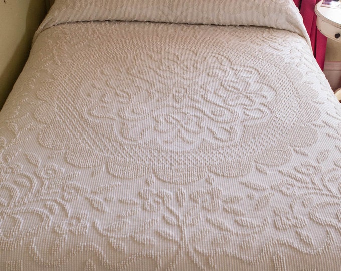 Chenille White Hobnail Bedspread Full/double With Fringe, Shabby Chic