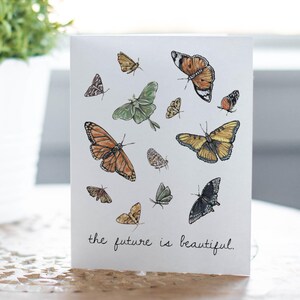 Tarjeta "El futuro es hermoso": mariposa y polilla, tarjeta rústica de naturaleza, compromiso, boda, aniversario, nuevo trabajo