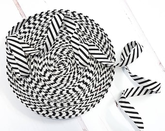 Cinta al bies de 1/2" con doble pliegue - rayas blancas y negras 100% algodón. Cinta al bies de 1/2" con doble pliegue - por metro (Reino Unido).