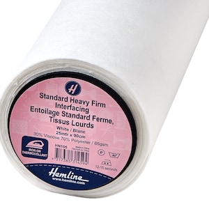 Puede incluir: Rollo de entretela blanca para proyectos de costura. La etiqueta dice "Standard Heavy Firm Interfacing, Entoilage Standard Ferme, Tissus Lourds, White/Blanc, 25mtr x 90cm, 30% Viscosa 70% Poliéster / 65gsm, HN105, Plancha-termoadhesivo, Hecho en China, 12-15 segundos".