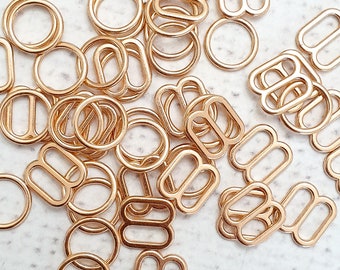 Anillos y deslizadores para sujetadores de 8 mm en color ORO ROSA CLARO. Deslizadores de anillos de aleación de metal de 5/16", perfectos para hacer sujetadores y camisolas. 1 juego (4 piezas en total).