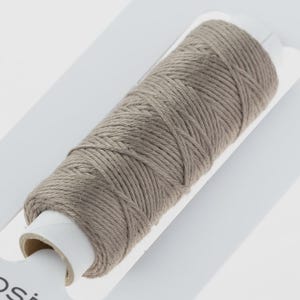 13 Blady Taupe | Hidamari Sashiko Wątek | Mini stożek 30 m | Japoński wątek Sashiko | Sklep w Wielkiej Brytanii zdjęcie 1
