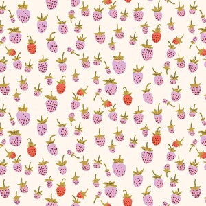 Op de afbeelding: Een naadloos patroon met een herhalend ontwerp van roze en rode aardbeien op een witte achtergrond. De aardbeien zijn getekend in een eenvoudige, gestileerde manier met groene stelen en bladeren.