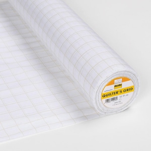 Puede incluir: Un rollo de tela blanca con un patrón de cuadrícula, etiquetado como "QUILTER'S GRID". La tela mide 112 cm x 15 m. Las líneas de la cuadrícula son de color beige claro. La tela está enrollada.
