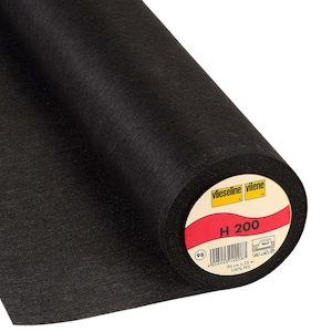 Peut inclure: Un rouleau d'entoilage thermocollant noir Vlieseline H 200. L'étiquette indique "Vlieseline Vilene H 200 90 cm x 25 m 100% PES."