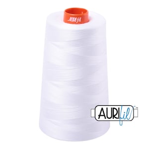 Op de afbeelding: Een witte spoel garen met een feloranje label waarop "Aurifil" staat. De spoel staat op een witte achtergrond.