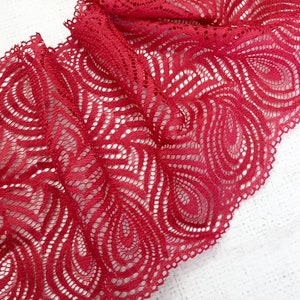 Op de afbeelding: Rode kantband met paisley-patroon.