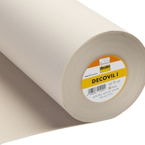 Puede incluir: Un rollo de entretela Decovil I beige para proyectos de costura. La etiqueta dice "Decovil I", "beige", "42% PES, 35% CV, 23% PA", "90 cm x 15 m".