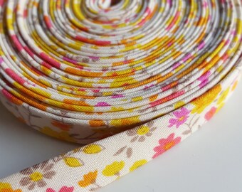 Cinta al bies de 1/2" con doble pliegue - Estampado floral Sevenberry en amarillo, 100% algodón. Se vende por metro (Reino Unido).