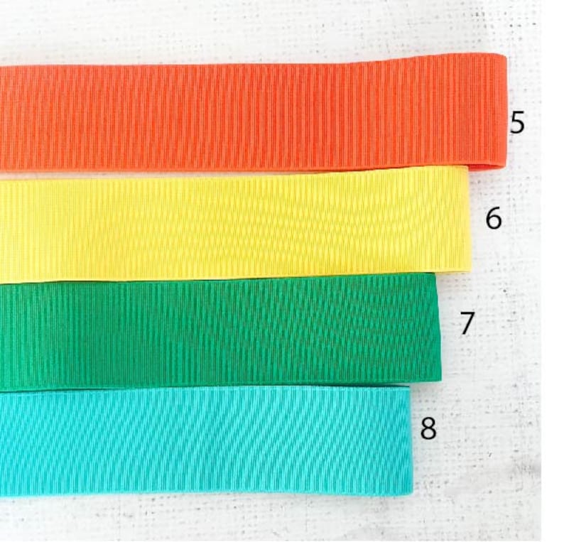 Pu&ograve; includere: Quattro nastri di diversi colori, arancione, giallo, verde e turchese. Il nastro &egrave; rigato e ha una leggera lucentezza. Il nastro &egrave; numerato da 5 a 8.