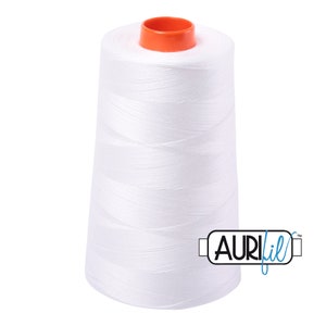 Puede incluir: Una bobina de hilo blanco con una parte superior naranja y el texto "AURIfil" en azul en una etiqueta blanca.