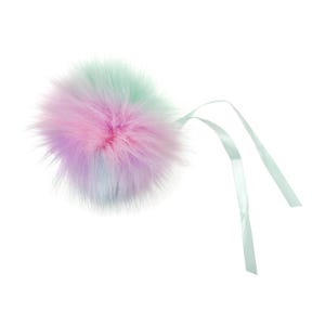 Peut inclure: Un pompon duveteux aux couleurs pastel de rose, violet, bleu et vert. Le pompon est attaché à un ruban de satin bleu clair, idéal pour l'artisanat ou les embellissements. La texture douce et les couleurs vives en font un accessoire amusant.
