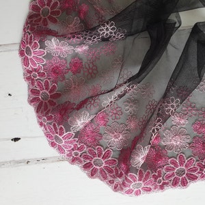 1 m schwarze und rosa Blume Single Edge bestickte Spitzenbesatz - 19,5 cm / 7-7 / 8", Breite Spitze, bestickte Spitzenbesatz, BH-Herstellung