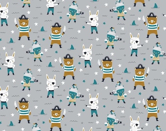 Könnte beinhalten: Ein nahtloses Muster mit verschiedenen niedlichen Tieren, die als Piraten verkleidet sind. Zu den Tieren gehören Bären, Kaninchen und Katzen. Das Muster ist auf einem hellgrauen Hintergrund mit weißen Sternen, blauen Wellen und türkisfarbenen Haien angeordnet.