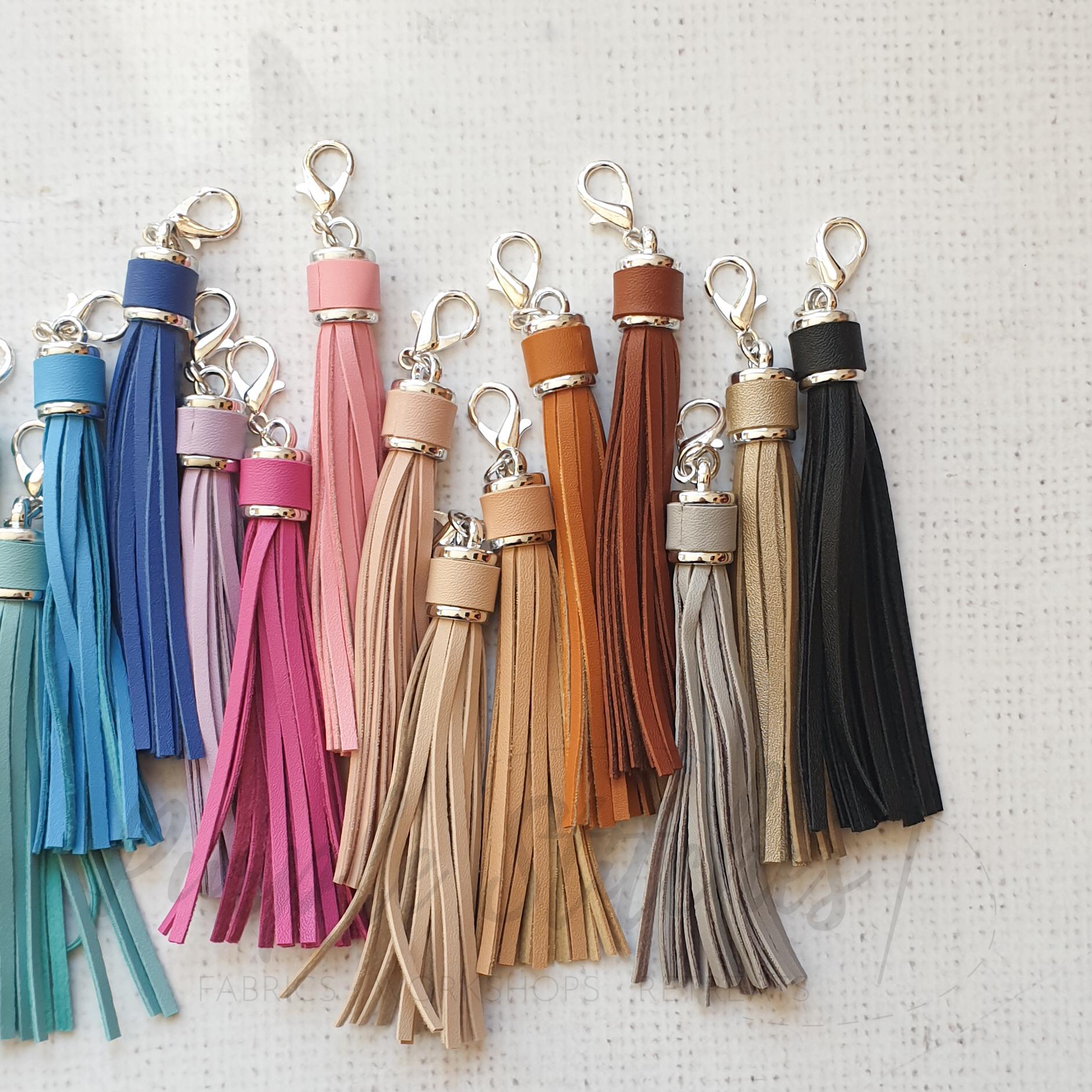 ★ハンドメイド★手染めタッセルチャーム★ハート&ウッドタグෆ˚* PUレザータッセルジッパーチャーム＆シルバーカラーハードウェア