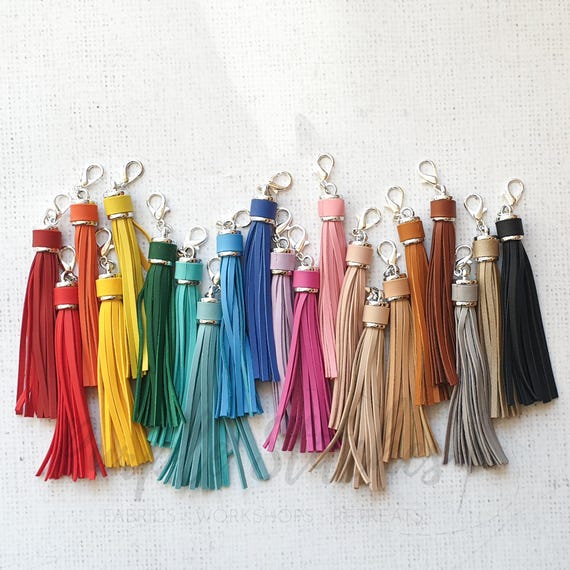 77  タッセルキーホルダー＊フェザータグ付き✨ハンドメイド✨ PUレザータッセルジッパーチャーム＆シルバーカラーハードウェア