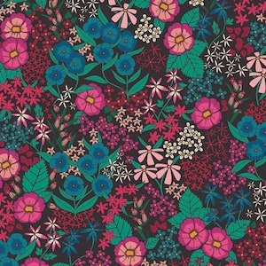 Può includere: Un motivo senza cuciture che presenta una varietà di fiori e foglie colorati su uno sfondo nero. I fiori sono rosa, rossi e blu, e le foglie sono verdi. Il motivo è perfetto per tessuti, carta da parati o altri scopi decorativi.