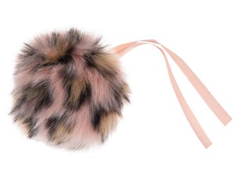 LÉOPARD ROSE 11 cm à pompon en fausse fourrure avec liens en ruban | Pompon duveteux amovible pour chapeaux, bonnets, écharpes, accessoires de crochet et de tricot