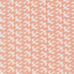 Könnte beinhalten: Ein sich wiederholendes Muster weißer Vögel im Flug vor einem pfirsichfarbenen Hintergrund. Die Vögel sind stilisiert mit ausgebreiteten Flügeln, wodurch ein symmetrisches Design entsteht. Der Stoff hat ein strukturiertes Aussehen.