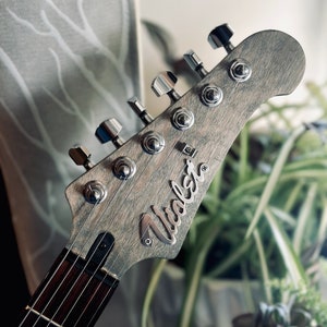 Gitarren-Headstock-Abzeichen, individuelles Headstock-Abzeichen aus Metall, Edelstahl-Schriftzug, personalisiertes Namensschild, individuelles Emblem