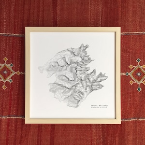 Può includere: Set di tre tazze in ceramica con finitura opaca e macchiettata. Le tazze sono grigie, bianche e nere. Design semplice e moderno, adatte per caffè o tè.