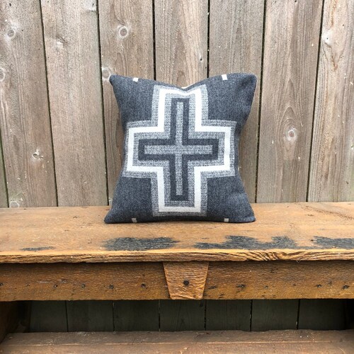Housse de coussin en laine tribale en laine San Miguel-couverture de coussin gris crème-couverture de coussin en laine-coussin en laine de l'Oregon-coussin design croix