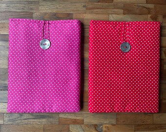 Sale; Tablet sleeve with button for 9,7 inch tablet like iPad 1 en iPad 2. Made of colorful cotton with polka dots