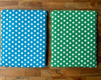 Sale; Tablet sleeve with zipper for 9,7 inch tablet like iPad 1 en iPad 2. Made of colorful cotton with polka dots