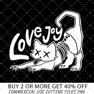 Puede incluir: Gráfico blanco de un esqueleto de gato estirándose, con las palabras "Love Joy" encima. El gato tiene los ojos cruzados y saca la lengua. El fondo es negro con un patrón de diamantes blancos.