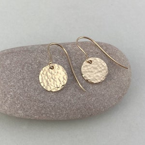Gehämmert Mini Ohrringe aus 9 Karat Gold (9 Karat).