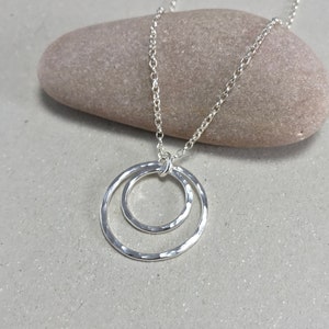 Collier double cercle en argent sterling martelé, pendentif en argent britannique texturé, pendentif cercle minimaliste contemporain